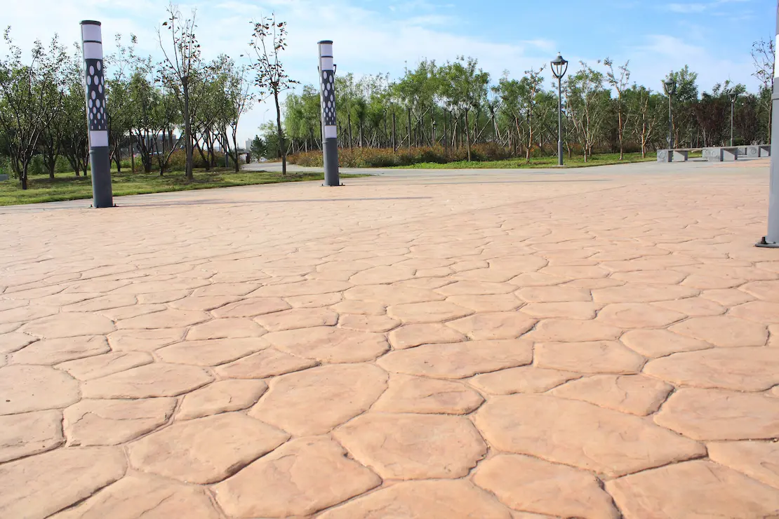 Zona de relax de una institución educativa con suelo de concreto estampado en Pontevedra.