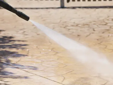 Lavando el concreto estampado con agua a alta presión en Pontevedra.